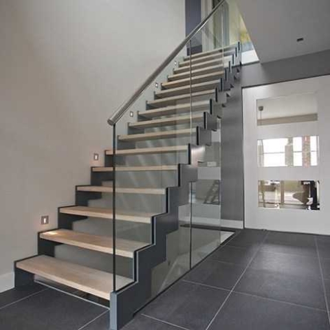 Khi làm cầu thang kính cần lưu ý điều gì?